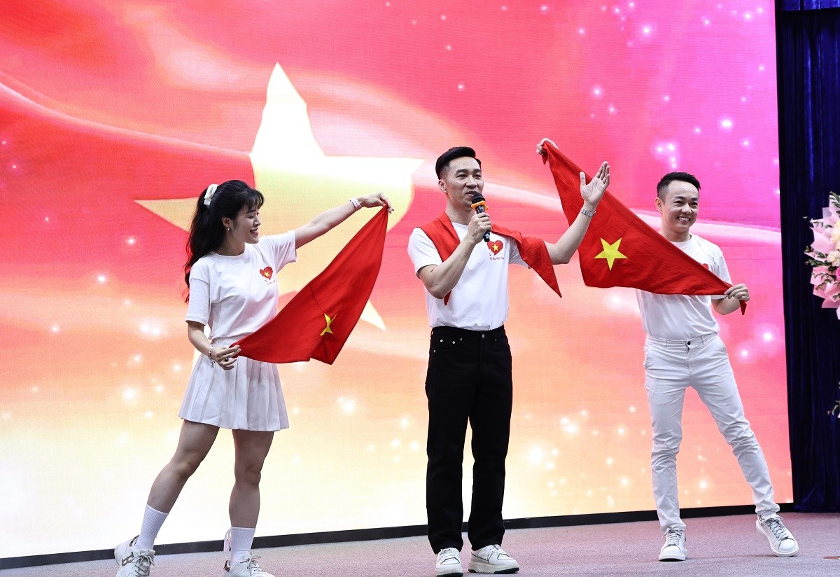 Tiết mục "Nhà tôi có treo một lá cờ" - Phòng Hành chính